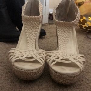 Macreme creme wedges